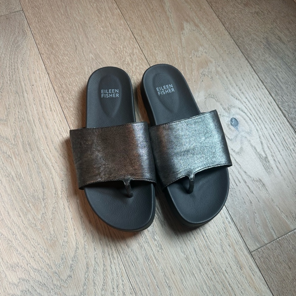 EILEEN FISHER EDGE Grey Metallic Silver SLIDE THONG SANDALS  Sz 6.5